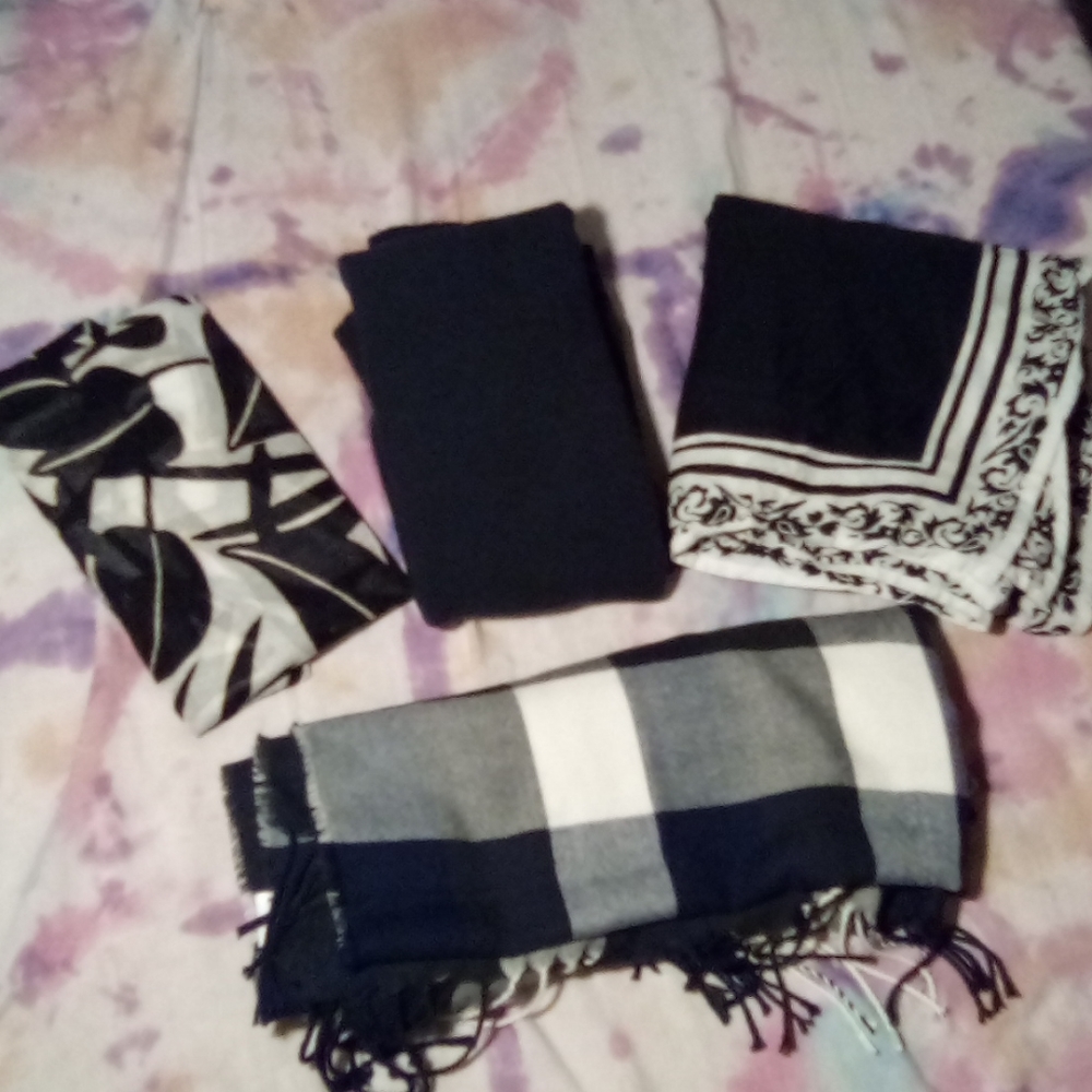Set of 4 black and white decorative scarfs